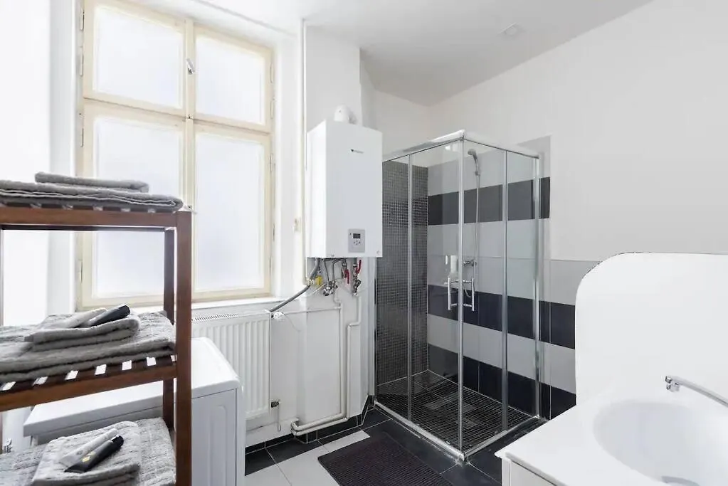 Spacious Apartment With Balcony At Wenceslas Sq Prague 0*,